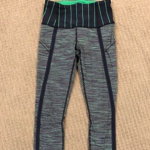 Lululemon women’s reversible Capri leggings size 4